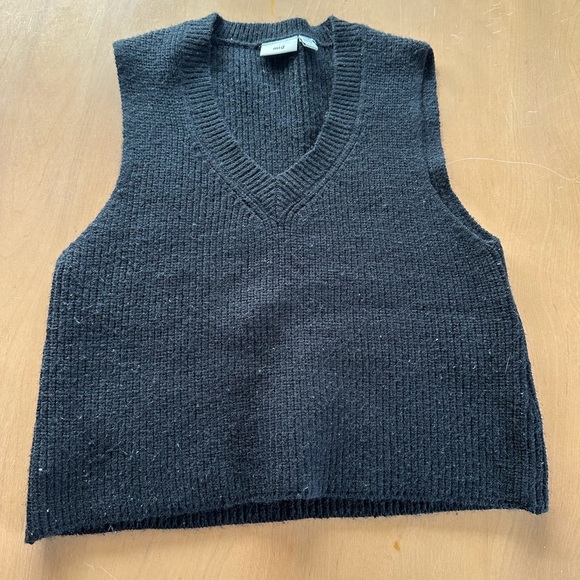 Tank tops 🖤 - Picture 1 of 4